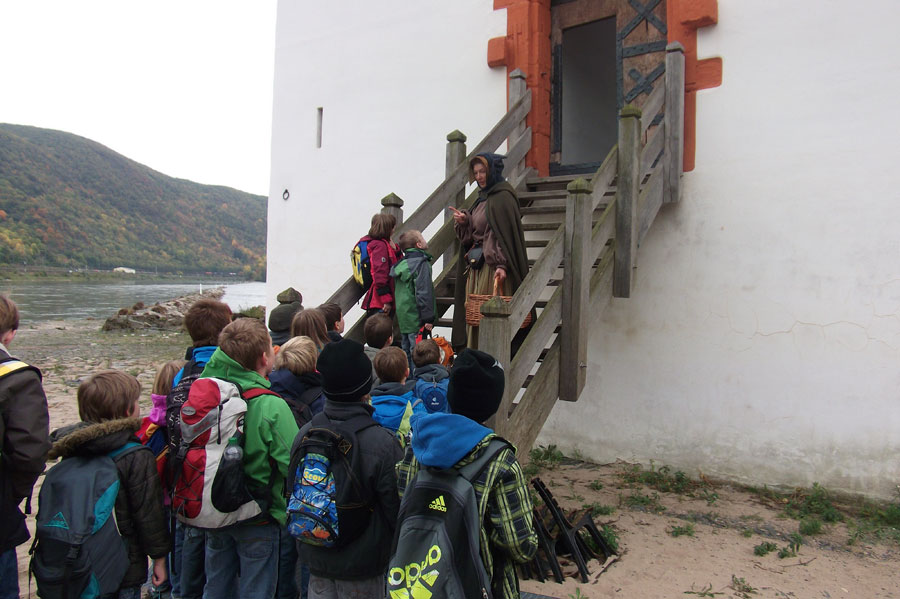 Schulklasse auf dem Pfalzgrafenstein